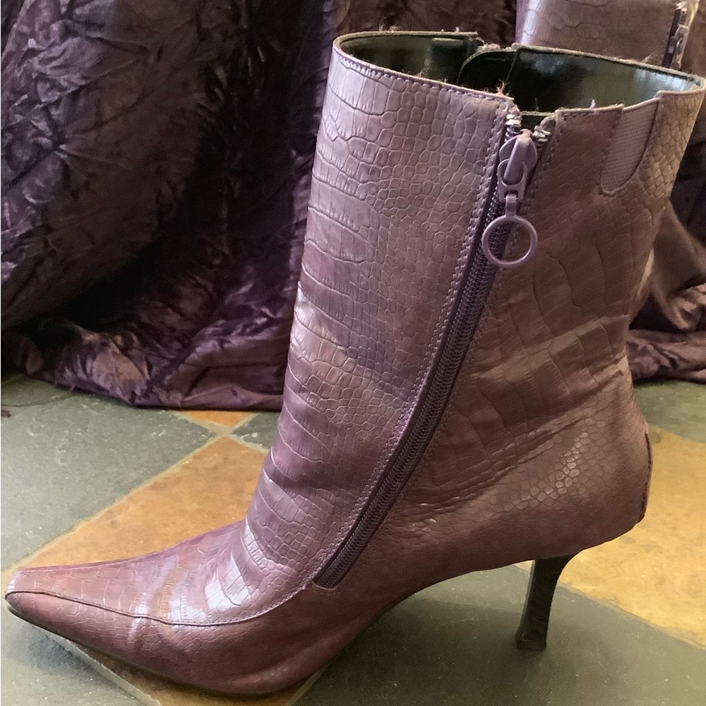 Covergirl SZ 10 mid calf Ankle Boots Purple
